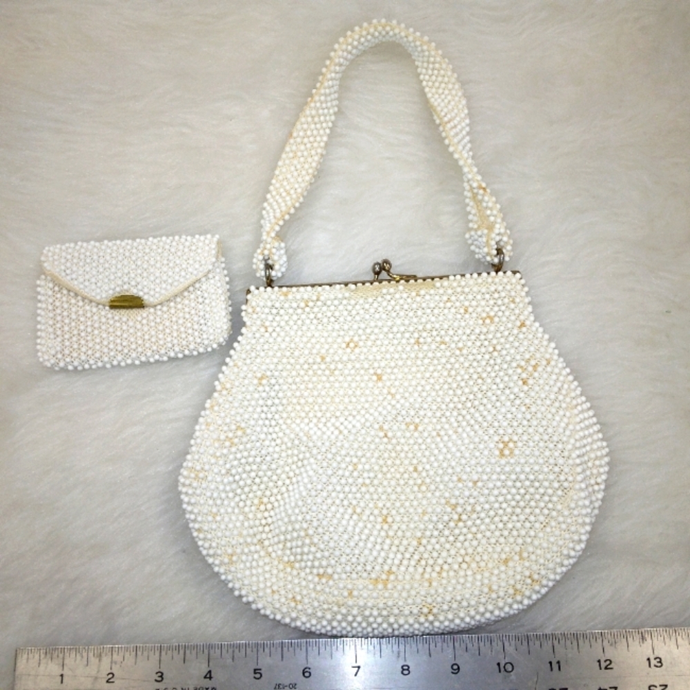 BAG Charming Vintage beaded bag with small card clasp, missing beads